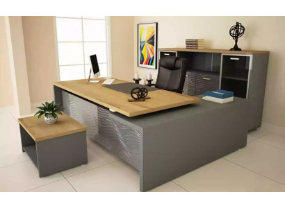 Hoogwaardige, moderne kantoorset van stevig hout in een elegante stijl.