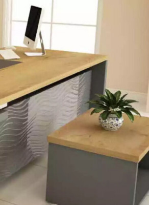 Hoogwaardige, moderne kantoorset van stevig hout in een elegante stijl.