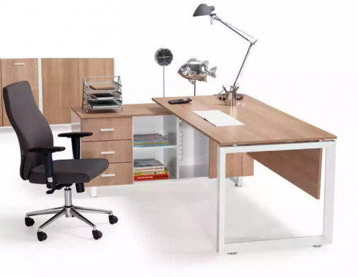 Hoektafel van hout bruin Exclusief moderne kantoormeubelen in studeerkamer
