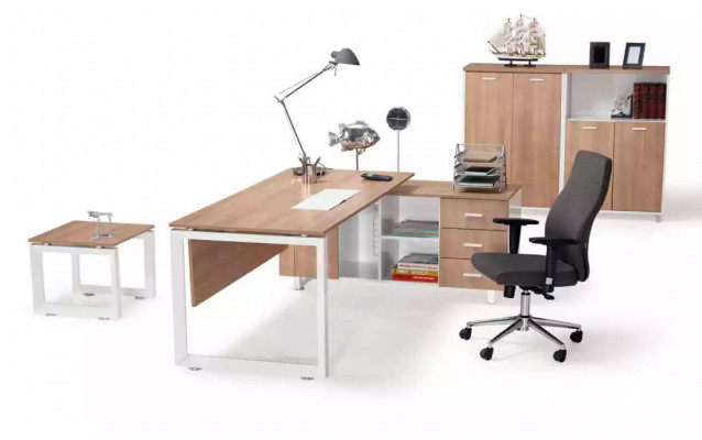 Hoektafel van hout bruin Exclusief moderne kantoormeubelen in studeerkamer