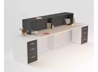 Luxe receptiebalie in moderne stijl gemaakt van hoogwaardige materialen.