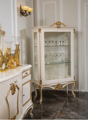 Klassieke eetkamer eettafel vitrine 4x stoel eetgroep commodes 7-delig.