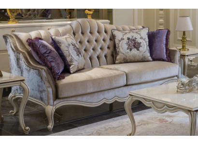 Driepersoons luxe bankstel met klassieke bekleding voor drie personen.
