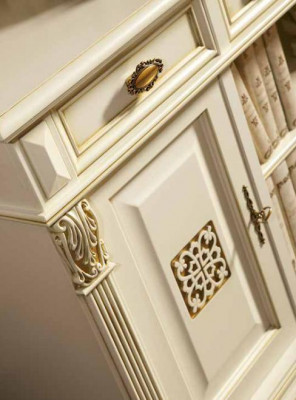 Garderobeset met spiegel, wandplank, haakjes, kast, kledingrek voor in de hal.
