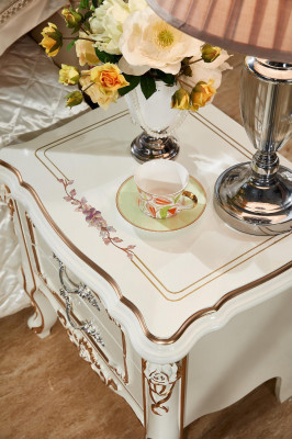 Elegante luxueuze nachtkastje met witgouden klassiek vakmanschap.