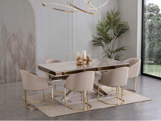 Eetkamer set met eettafel en 4 stoelen met leuningen.