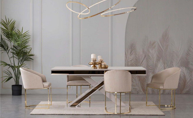 Eetkamer set met eettafel en 4 stoelen met leuningen.