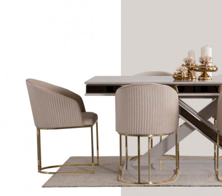 Eetkamer set met eettafel en 4 stoelen met leuningen.