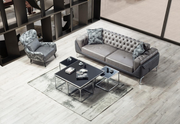 Woonkamer fauteuil met gestoffeerde zitting in modern design met slangenprint bekleding.
