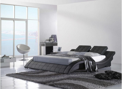 Luxe tweepersoons hotelkamer met houten bedden, leren bedbekleding.