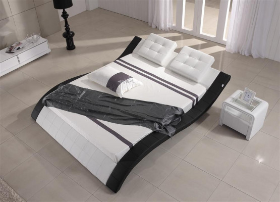 Luxe tweepersoons hotelkamer met houten bedden, leren bedbekleding.