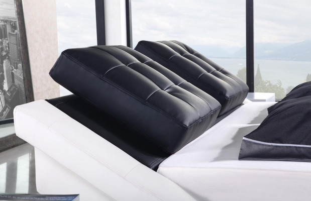 Luxe tweepersoons hotelkamer met houten bedden, leren bedbekleding.