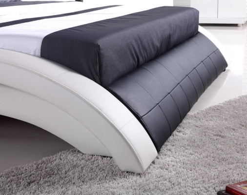 Luxe tweepersoons hotelkamer met houten bedden, leren bedbekleding.
