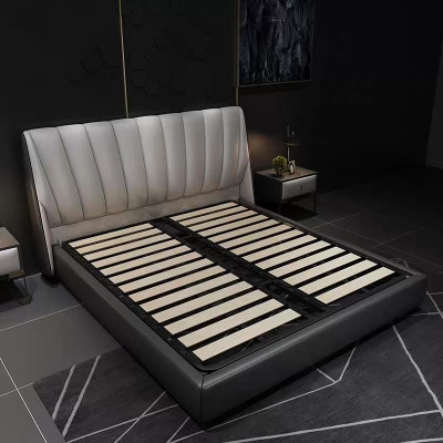 Luxe tweepersoons hotelbedden 180x200cm slaapkamer grijs lederen bed.