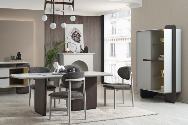 Grijs-wit eetkamer meubilair Eettafel 4x luxe stoelen Designer vitrine