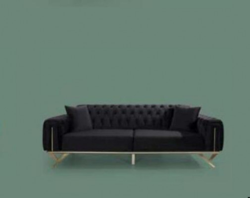 Zwarte Chesterfield bankstel met drie zitplaatsen, gestoffeerde bank van fluweel met hout