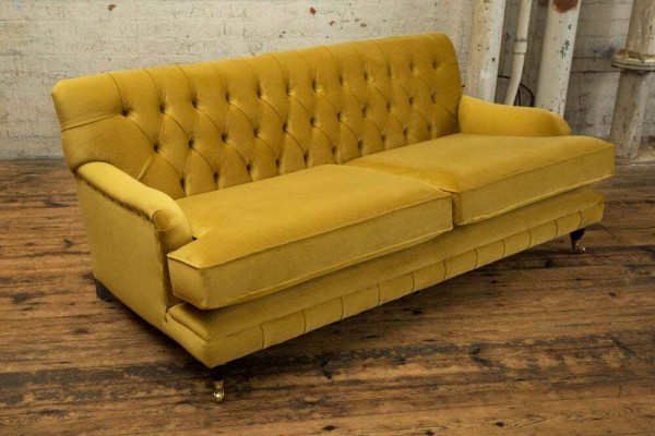 Gele Chesterfield stoffen bekleding driezits woonkamer bank ontwerp