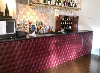 Maatwerk panelen bar wandbekleding gestoffeerde kussens.