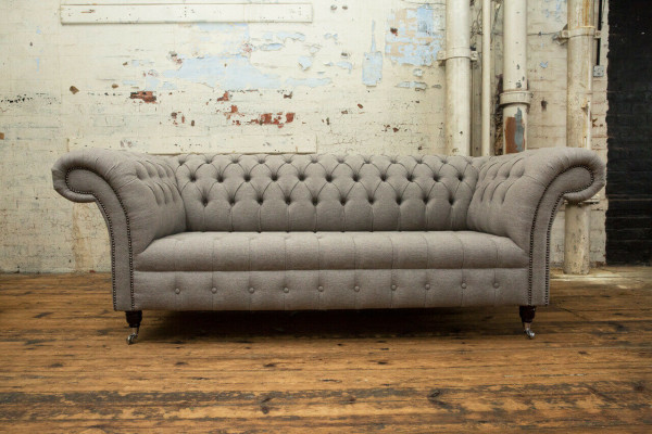 Klassiek Chesterfield ontwerp driezitsbank sofa in fluweel leer groot 225 cm.