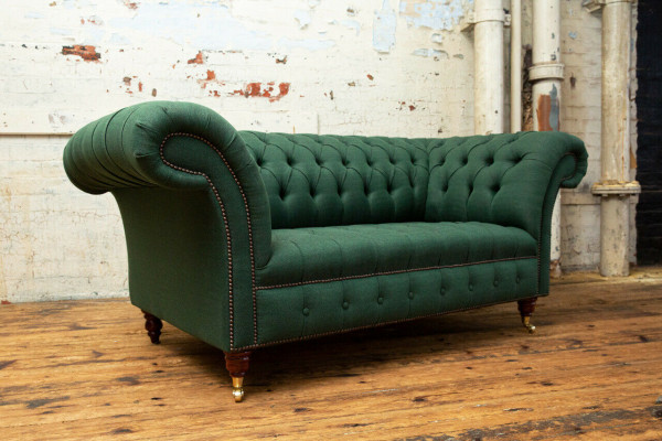 Klassieke gestoffeerde meubels Chesterfield groene bank textiel leer stof sofa zitter.
