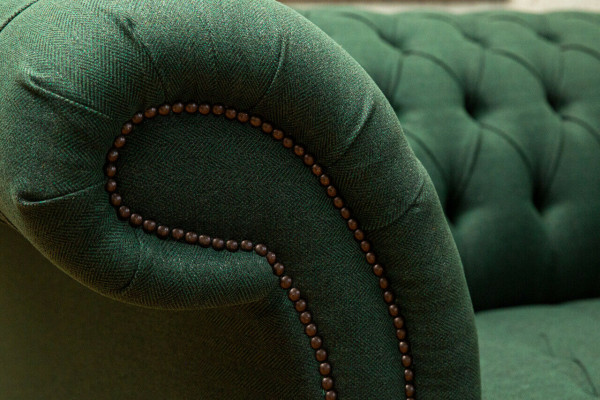 Klassieke gestoffeerde meubels Chesterfield groene bank textiel leer stof sofa zitter.
