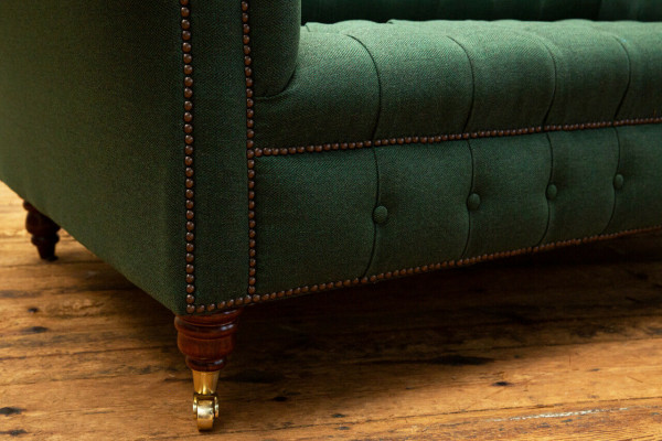 Klassieke gestoffeerde meubels Chesterfield groene bank textiel leer stof sofa zitter.