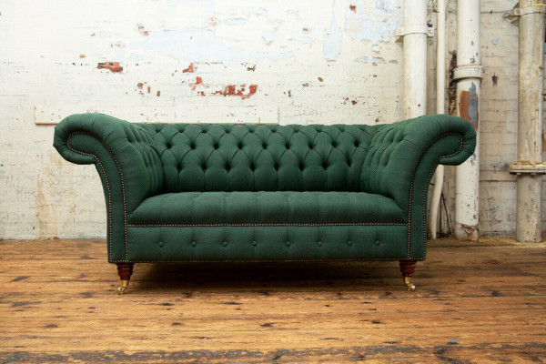 Klassieke gestoffeerde meubels Chesterfield groene bank textiel leer stof sofa zitter.