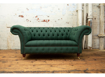 Klassieke gestoffeerde meubels Chesterfield groene bank textiel leer stof sofa zitter.