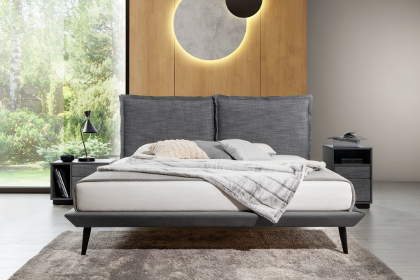 Stijlvolle slaapkamer Grijze bed 2x nachtkastjes Luxe bedden 3-delig