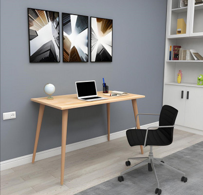 Beige houten tafel, designer loft-tafel, stijlvolle bureaus, luxe meubilair.