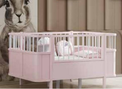 Kinderkamer bed inrichting design moderne babybed nieuw luxe houten meubels