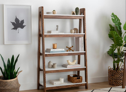 Bruin-witte boekenkast woonkamer designer houten planken edele meubels