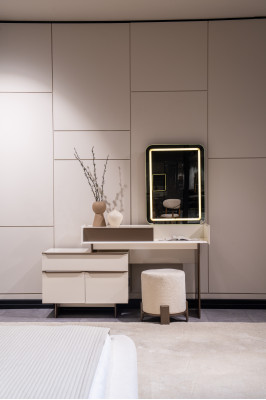 Moderne slaapkamer meubels, elegante kaptafel, gestoffeerde kruk, spiegel.