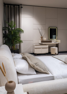 Moderne slaapkamer meubels, elegante kaptafel, gestoffeerde kruk, spiegel.