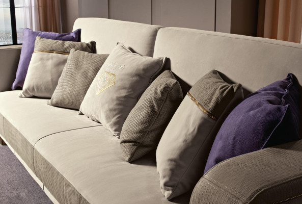 Designer-driepersoons gestoffeerde bank met een modern ontwerp voor de woonkamer.