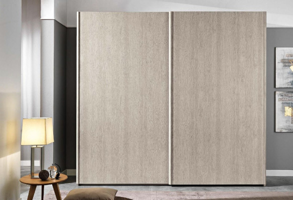 Moderne garderobekast met schuifdeuren voor de slaapkamer van natuurlijk hout