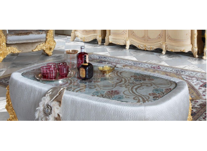 Exclusieve salontafel voor de woonkamer van hout is een prachtige aanvulling op uw interieur.