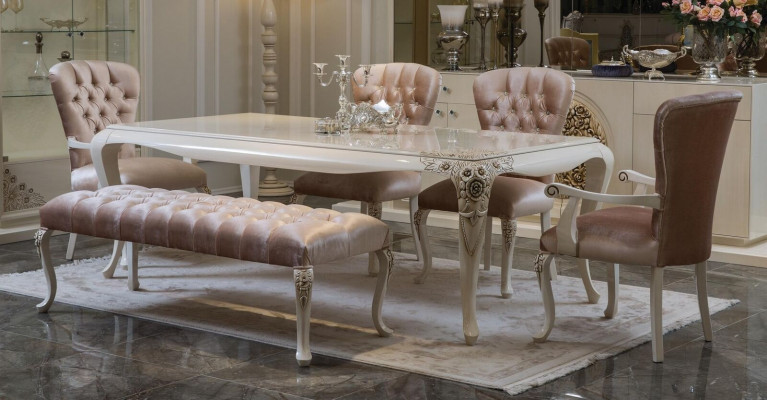 Klassieke eetkamer meubelset in zacht roze in natuurlijk hout
