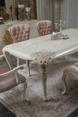 Klassieke eetkamer meubelset in zacht roze in natuurlijk hout