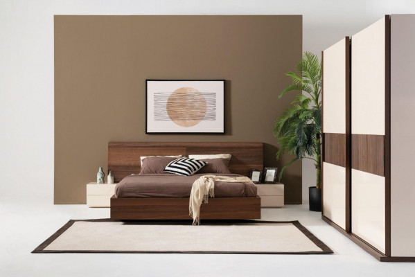 Stijlvol modern bed met twee nachtkastjes van natuurlijk hout