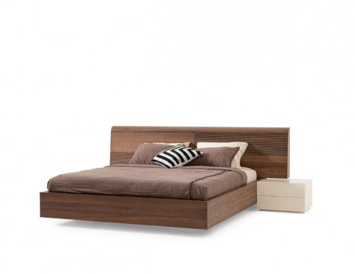 Stijlvol modern bed met twee nachtkastjes van natuurlijk hout