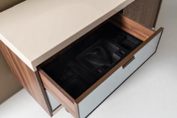 Stijlvol modern bed met twee nachtkastjes van natuurlijk hout