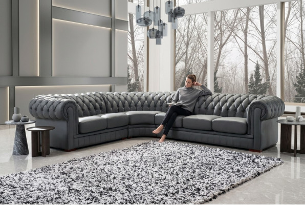 Klassieke Chesterfield gestoffeerde hoekbank in lederen decor.
