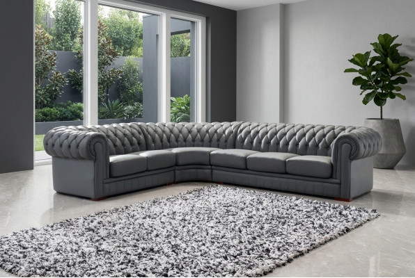 Klassieke Chesterfield gestoffeerde hoekbank in lederen decor.