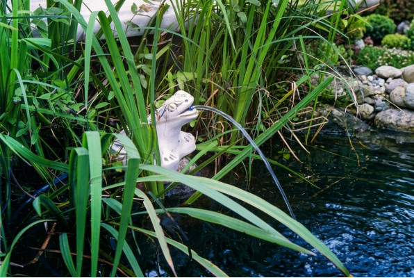 Tuinbeeld "Kikker Fontein" 20cm Vijverfiguur Mensen Steengips