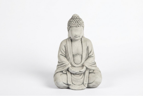 Boeddha-beeld in steenlook. Groot beeld voor tuindecoratie.