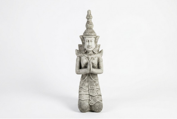 Boeddha sculptuur in steenlook. Groot figuurbeeld voor tuindecoratie.
