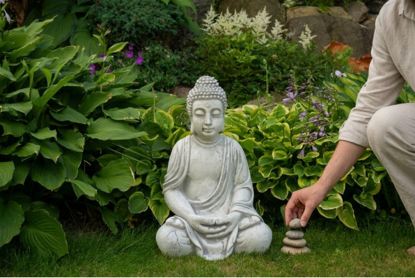 Beeld Boeddha sculptuur in steenlook. Groot beeld voor decoratieve tuin.