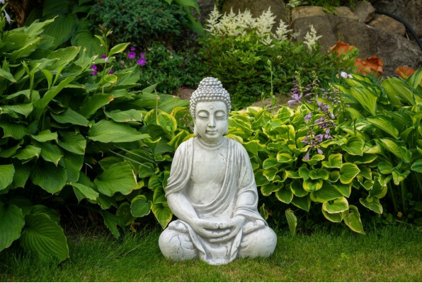Beeld Boeddha sculptuur in steenlook. Groot beeld voor decoratieve tuin.