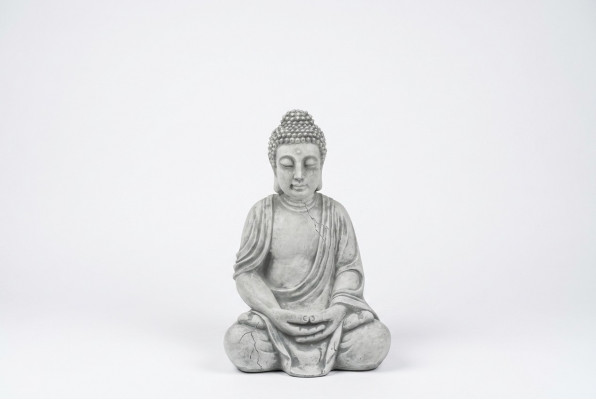 Beeld Boeddha sculptuur in steenlook. Groot beeld voor decoratieve tuin.